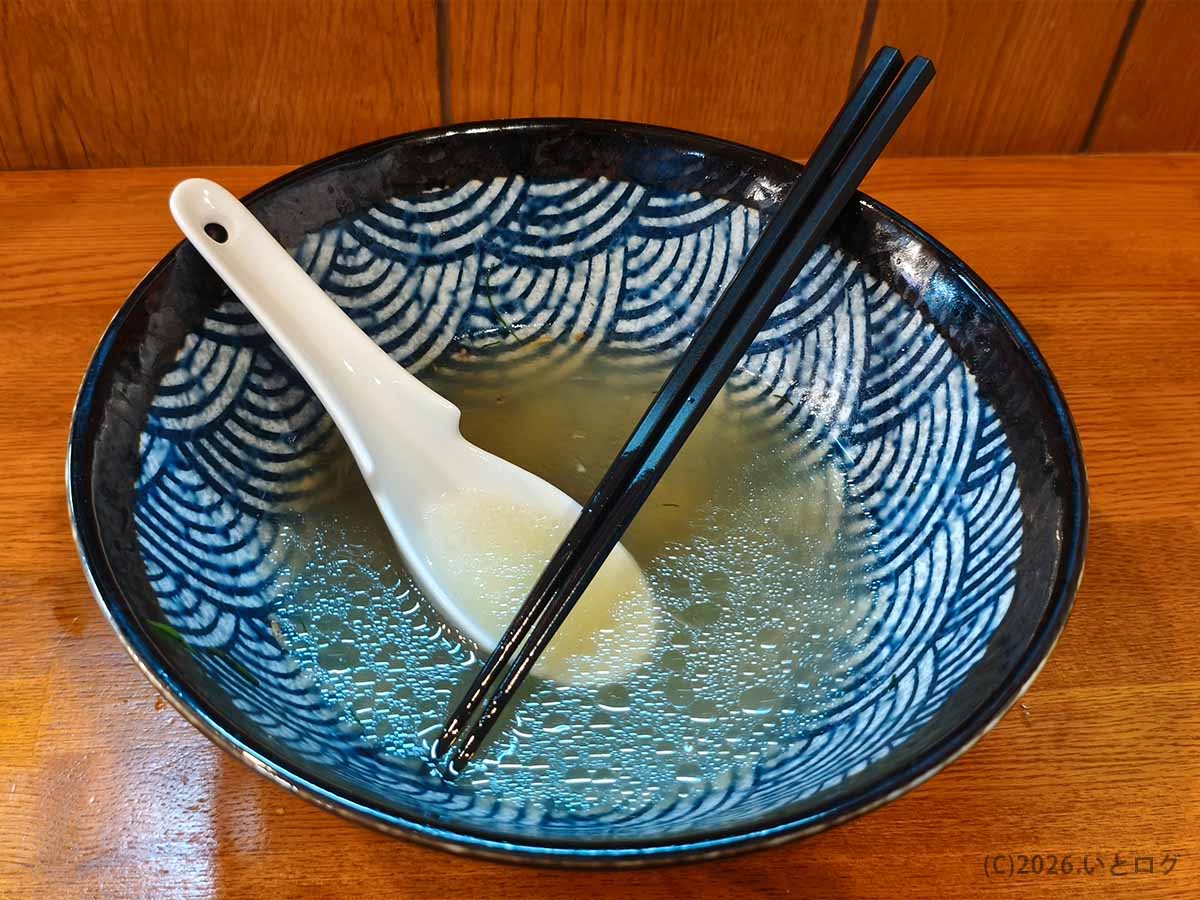 澄んだ鶏出汁スープを最後まで味わった暁月の塩ラーメンの完食後の丼