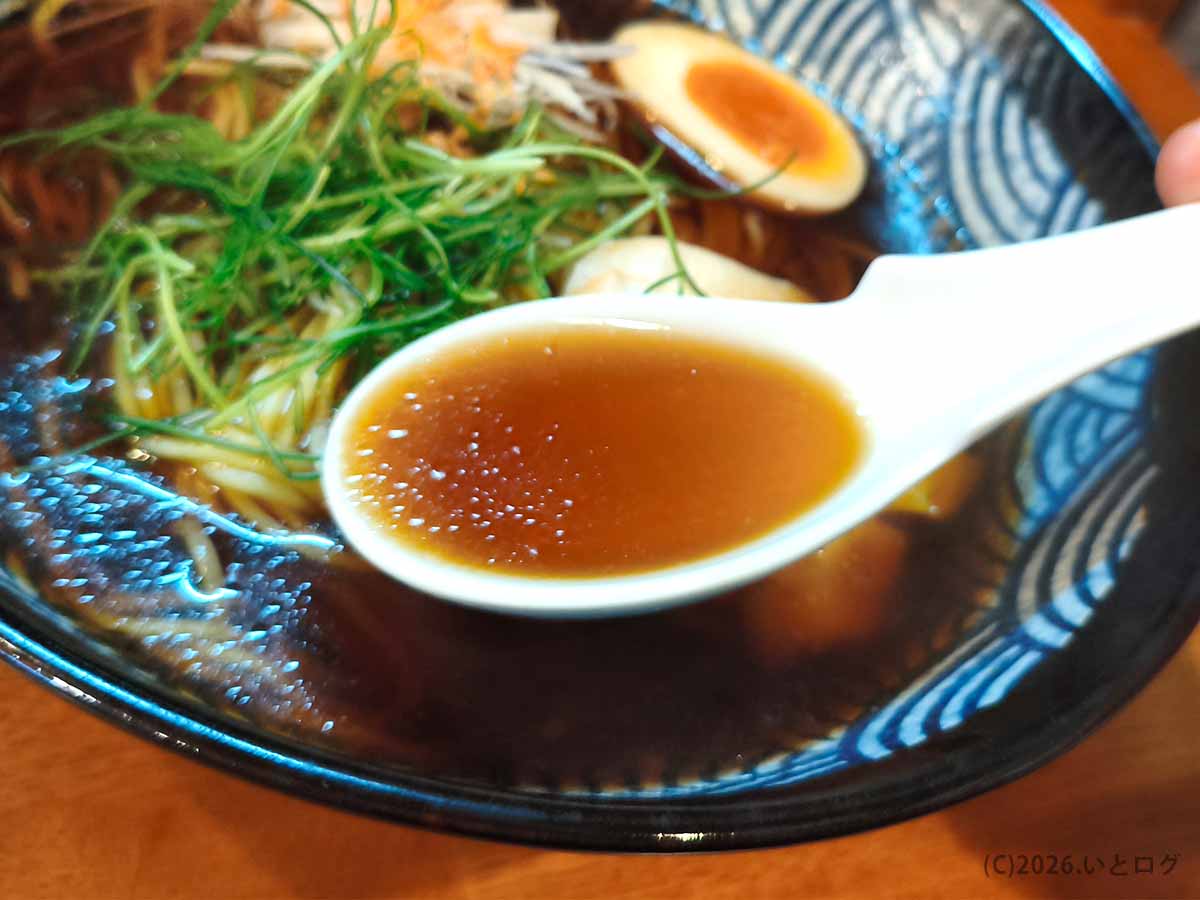 醤油の色合いが濃く鶏出汁を合わせた鶏出汁中華そば 暁月の黒醤油スープ