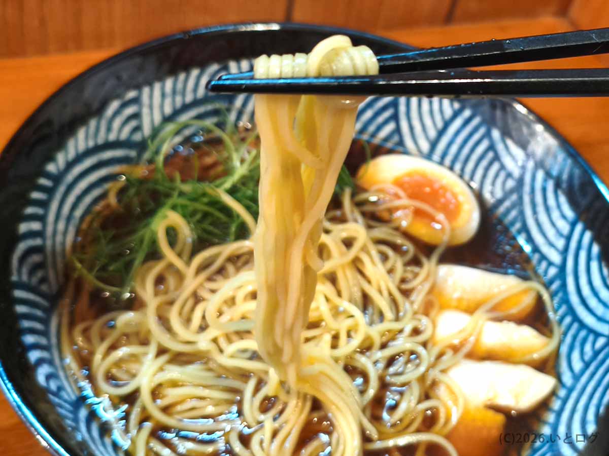 黒醤油スープをまとった鶏出汁中華そば 暁月の細麺