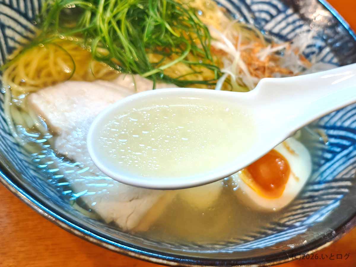 透明感のある淡麗な鶏清湯スープが特徴の甲府・鶏出汁中華そば 暁月の塩ラーメン