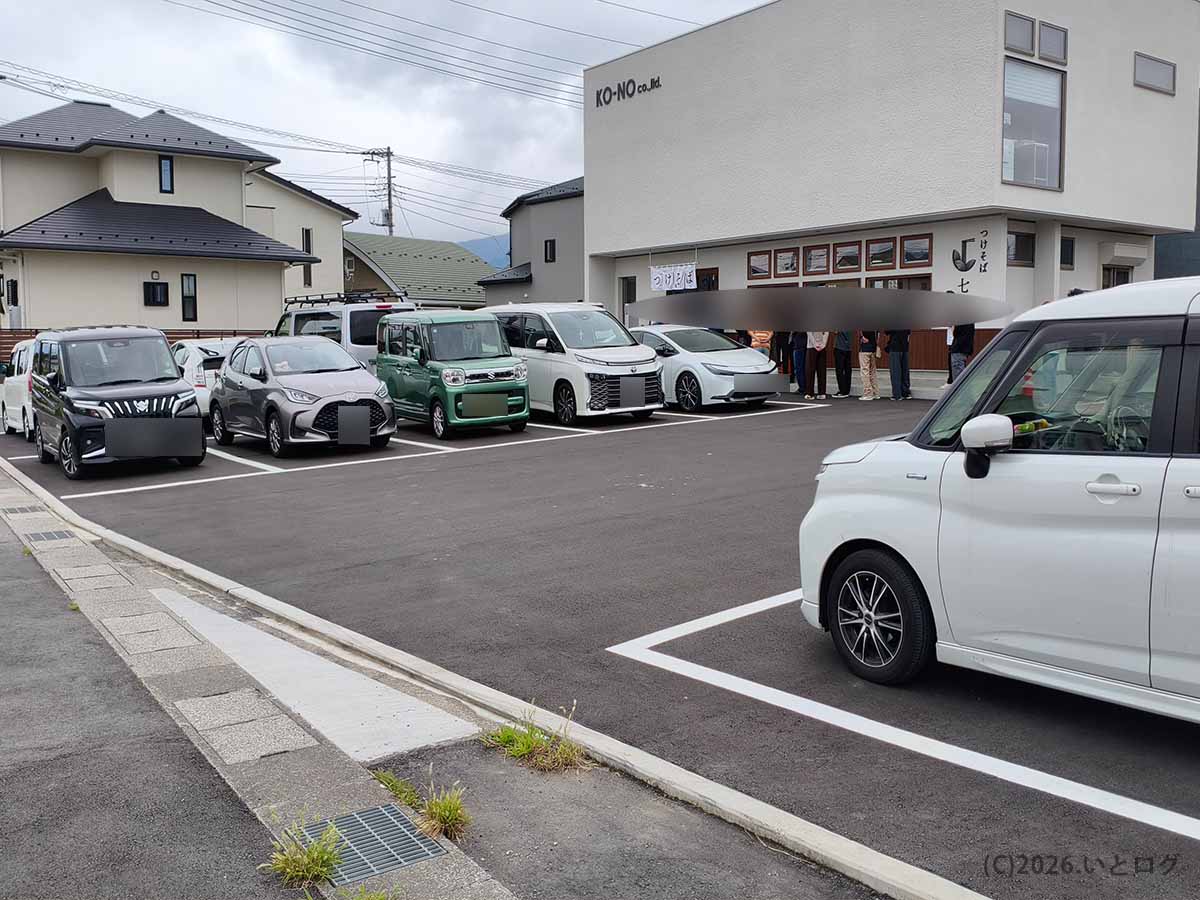 山梨県甲府市上今井にあるつけそば七福の店舗前と駐車場