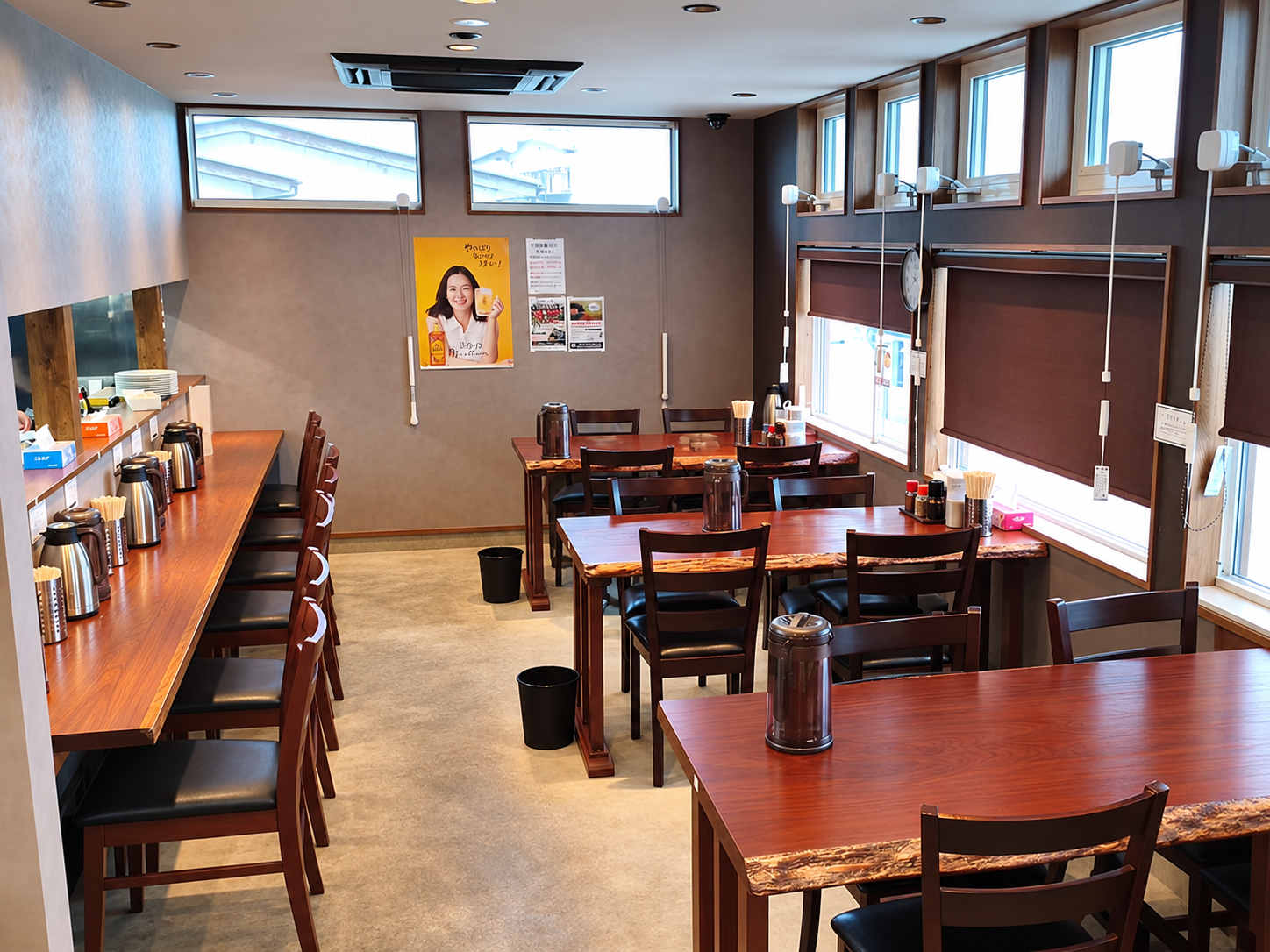 カウンター席とテーブル席が並ぶ甲府市のつけそば七福の店内