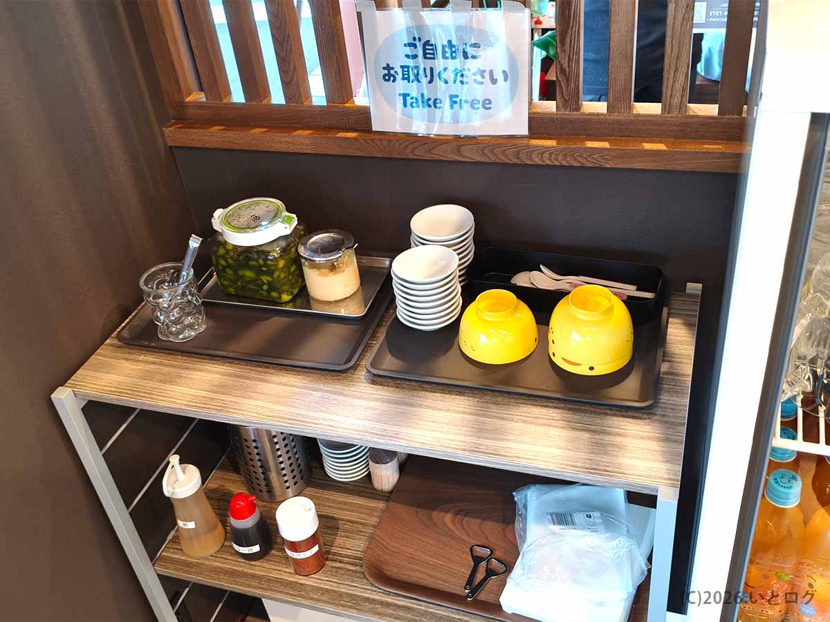 つけそば七福の店内に設置された漬物や調味料などのセルフサービスコーナー