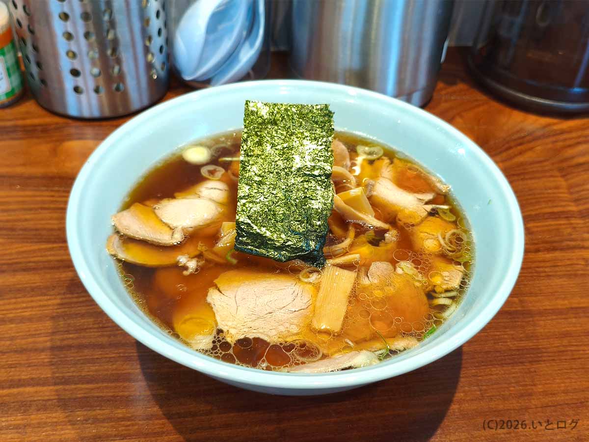 チャーシューやメンマ、海苔が盛られたつけそば七福の中華そば