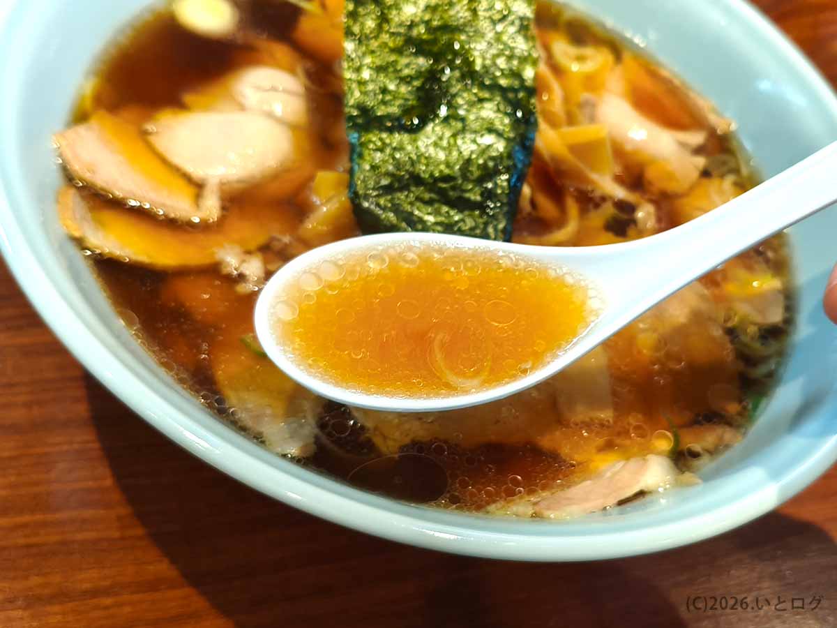 つけそば七福の中華そばに使用されるラードが浮かんだ醤油スープ
