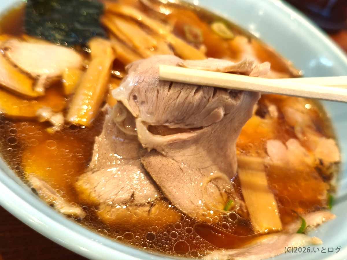 つけそば七福の中華そばにたっぷり盛られた薄切りチャーシュー