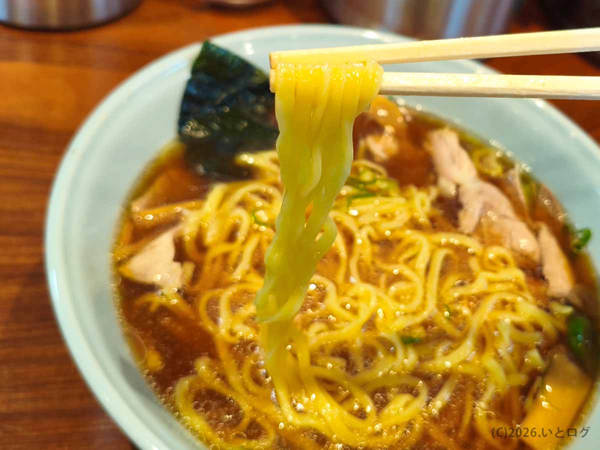 つけそば七福の中華そばに使用される黄色みを帯びた中太ストレート麺