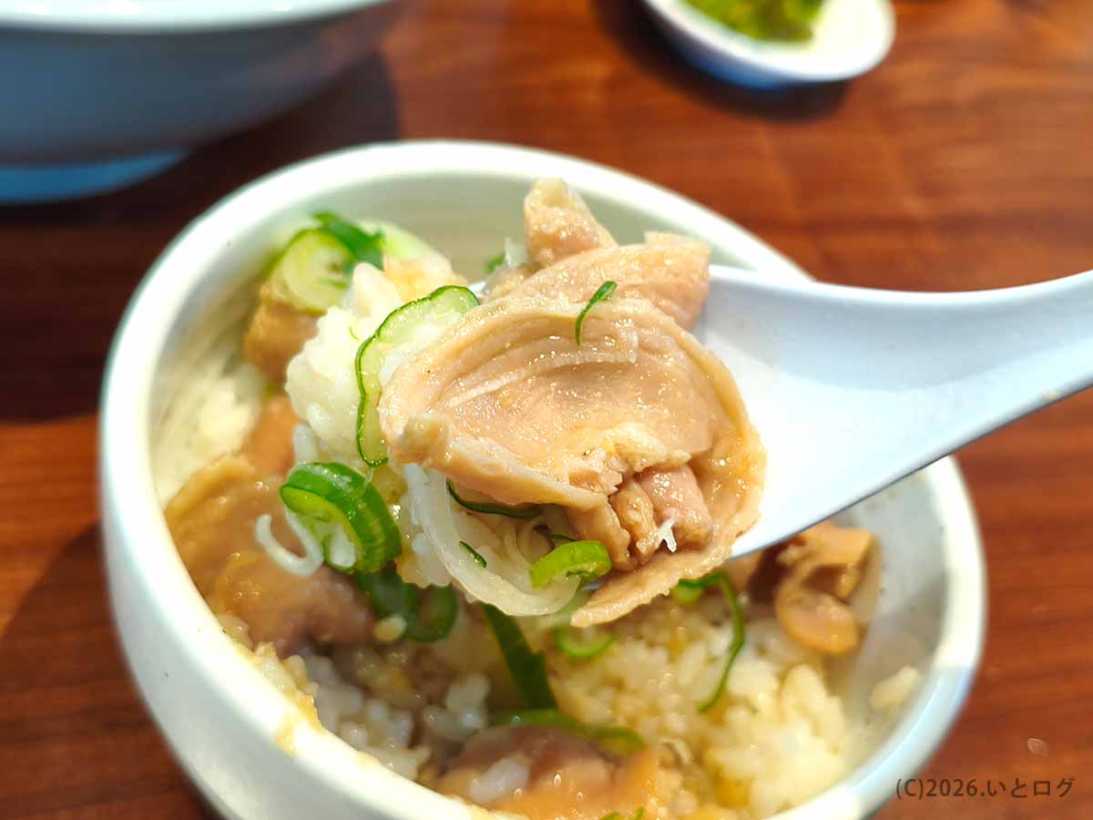 ご飯に肉とネギが盛られたつけそば七福のサイドメニュー・もつ丼