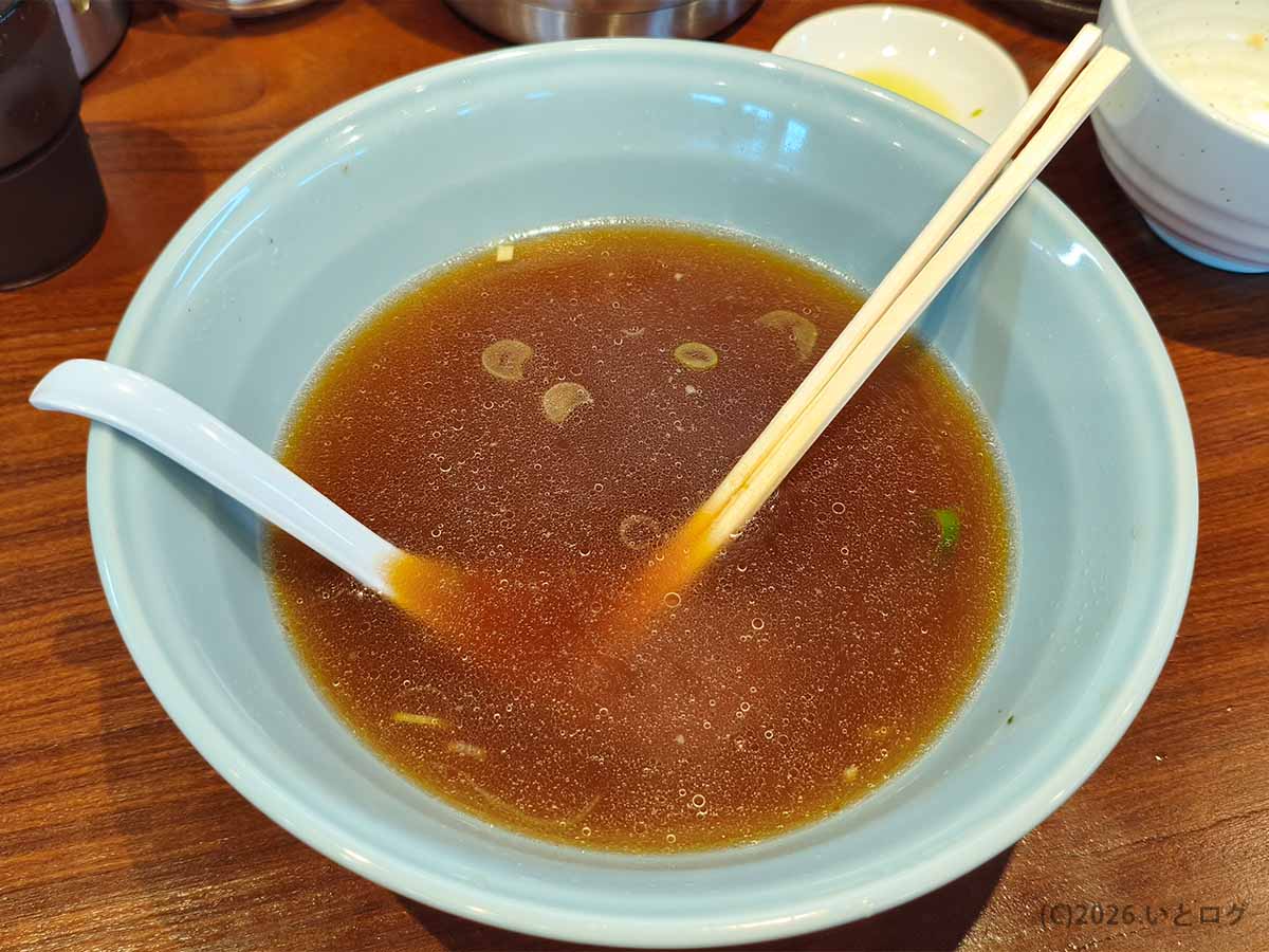 つけそば七福の中華そばを食べ進めた後に残った醤油スープ