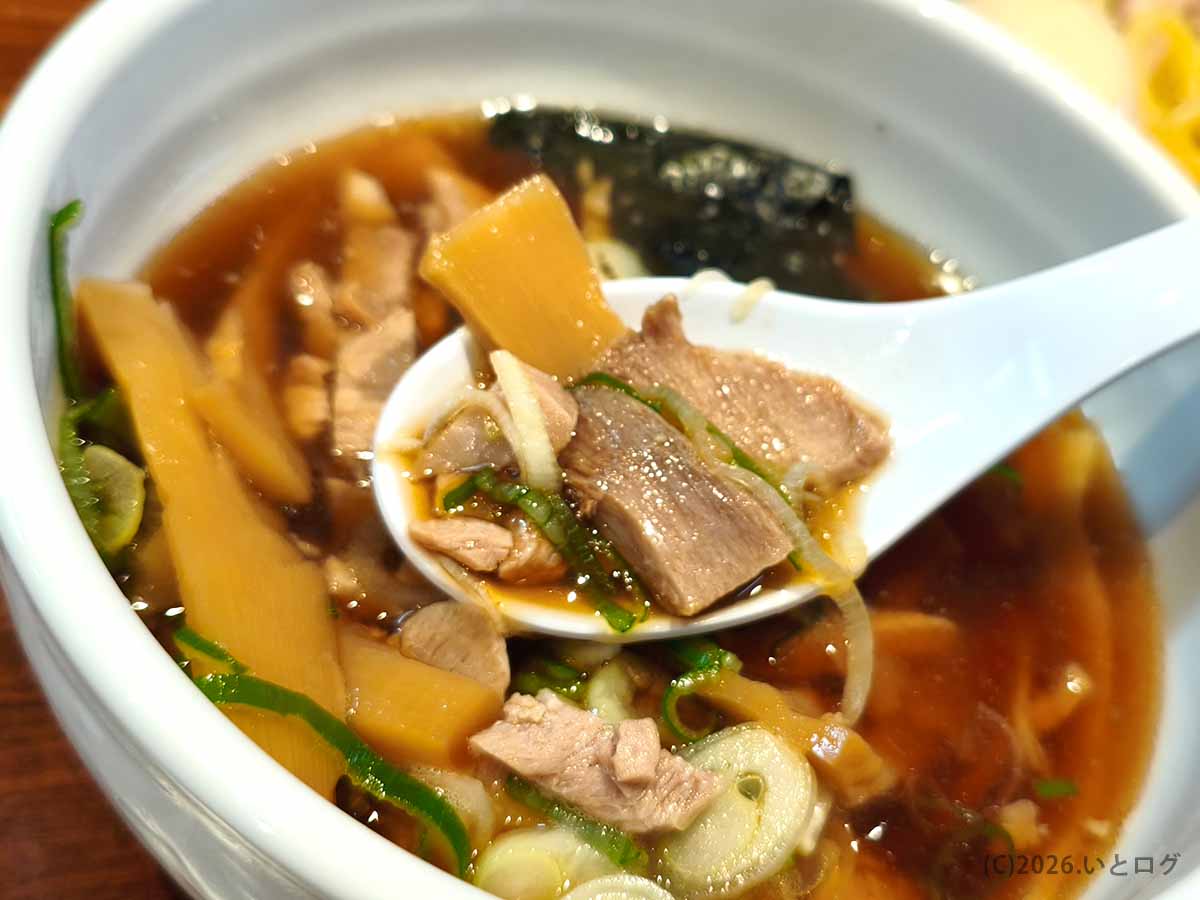 チャーシューやメンマ、ネギ、海苔が入ったつけそば七福のつけ汁