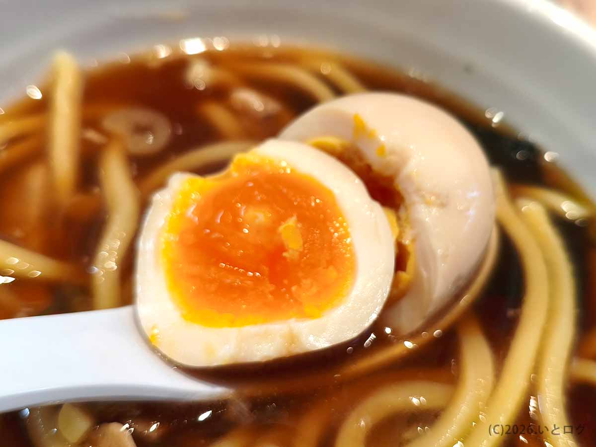 黄身が半熟に仕上がったつけそば七福の味玉