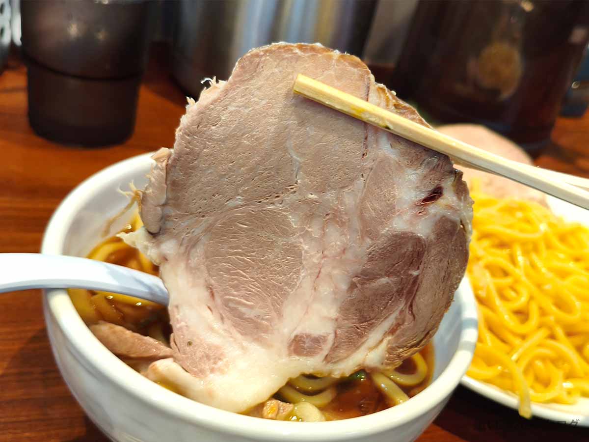 つけそば七福の特製つけそばに盛られた大きなチャーシュー