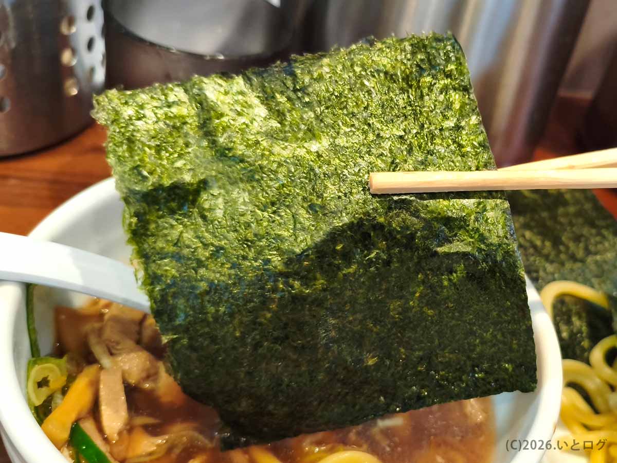 つけそば七福の特製つけそばにトッピングされた大判の海苔