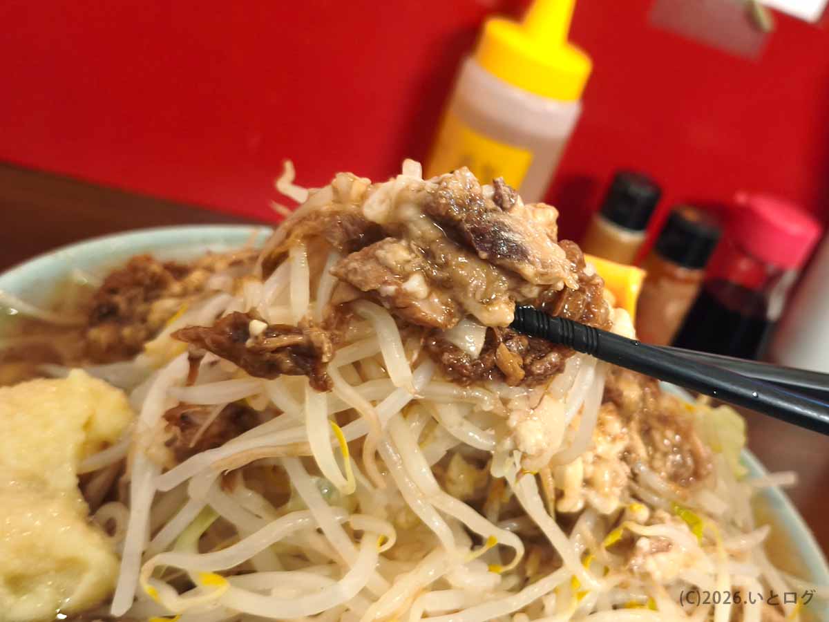山梨県甲府市の龍麺ふえ郎で提供されるラーメン。たっぷりのもやしの上に味付きアブラが盛られている