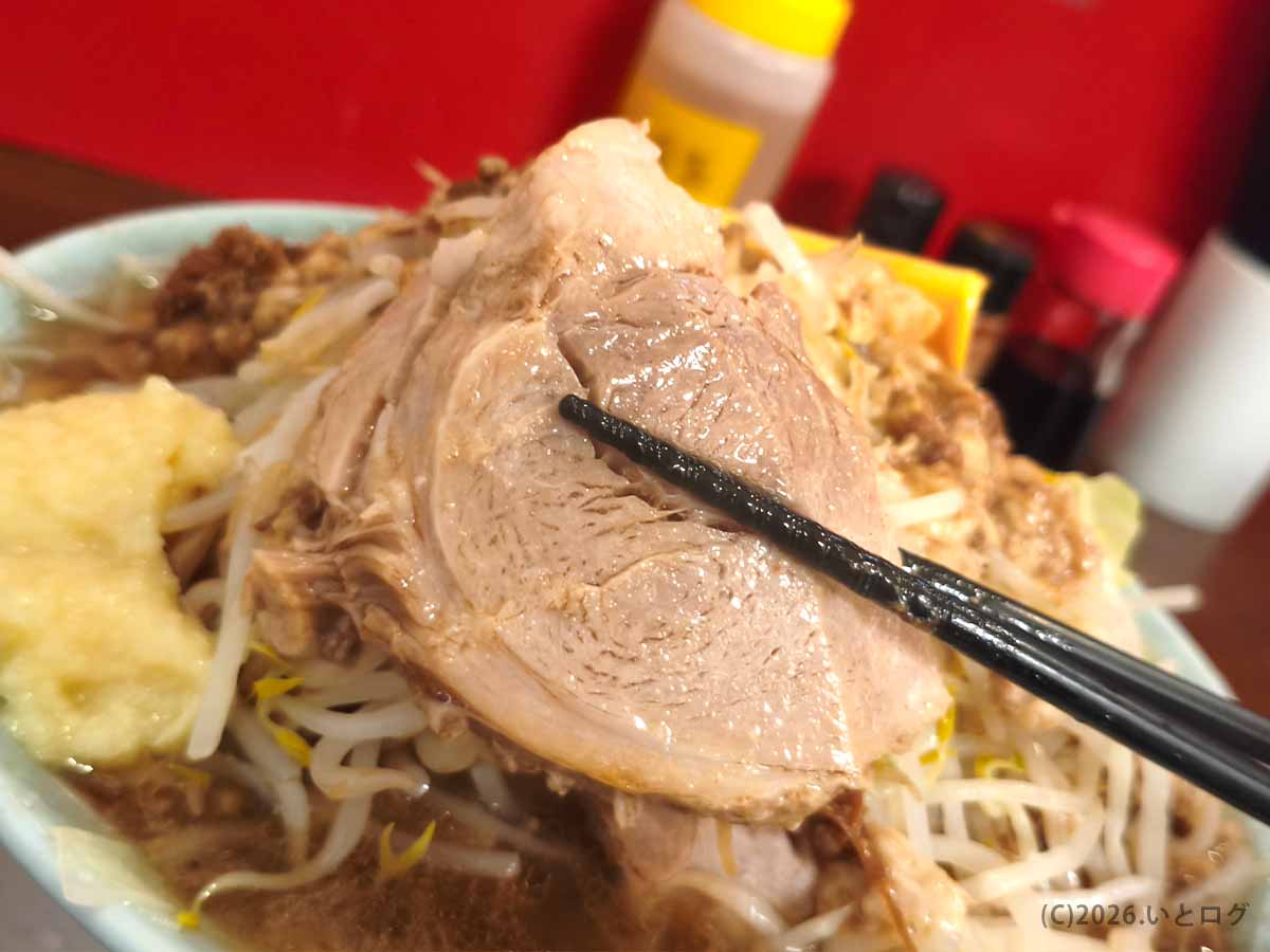 龍麺ふえ郎のラーメンにトッピングされた大判で厚みのある豚チャーシュー