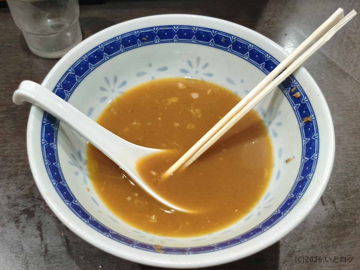 中華そば べんてんのラーメンを食べ終えた後の丼。麺と具材を完食し、茶褐色のスープが残った様子