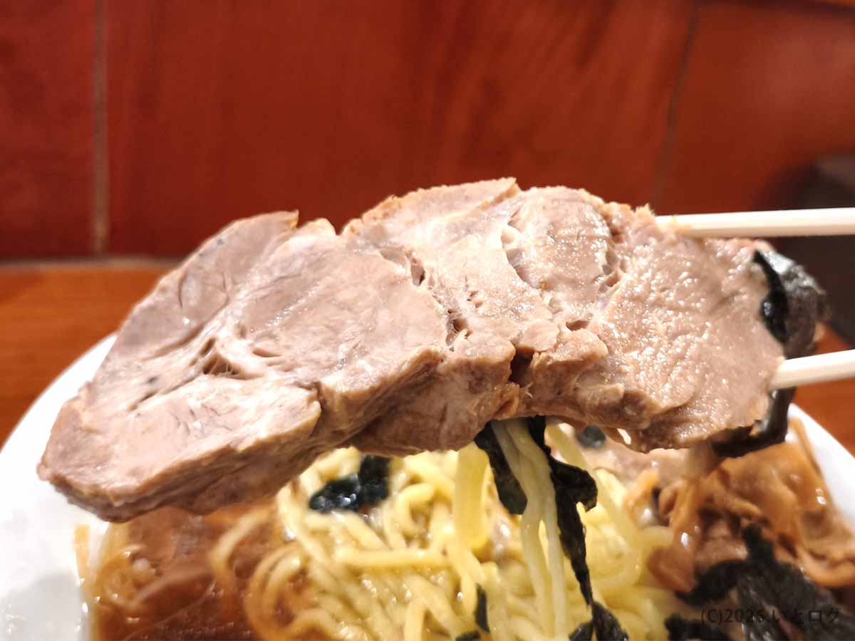 らあめん満来のチャーシューらあめんに入る厚切りチャーシュー。箸で持ち上げた肉厚な一枚
