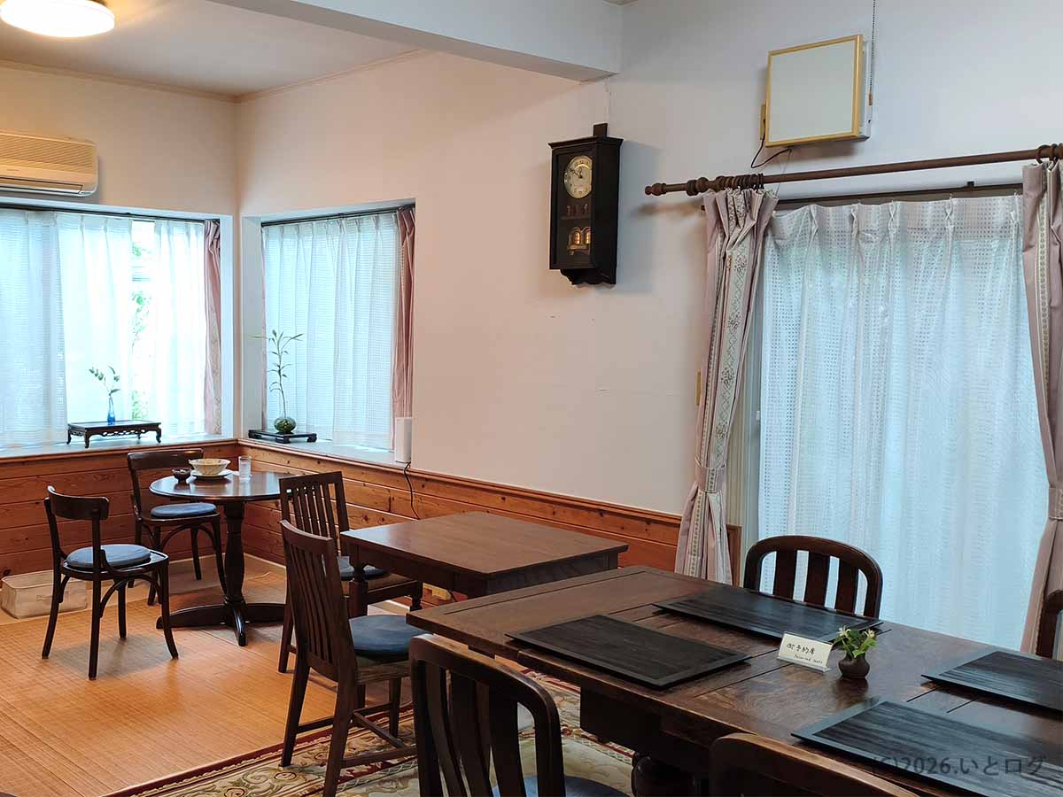 富士吉田市のラーメン店「とりそば ささ」のテーブル席が並ぶ落ち着いた店内