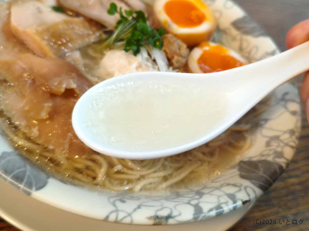 とりそば ささの塩ラーメンからレンゲですくった透明感のある鶏スープ