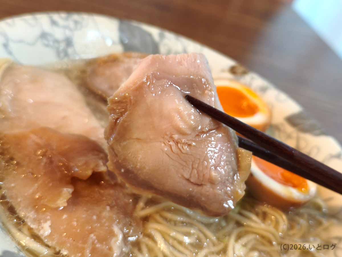 富士吉田「とりそば ささ」のとりそば塩にのった鶏チャーシューを箸で持ち上げた様子