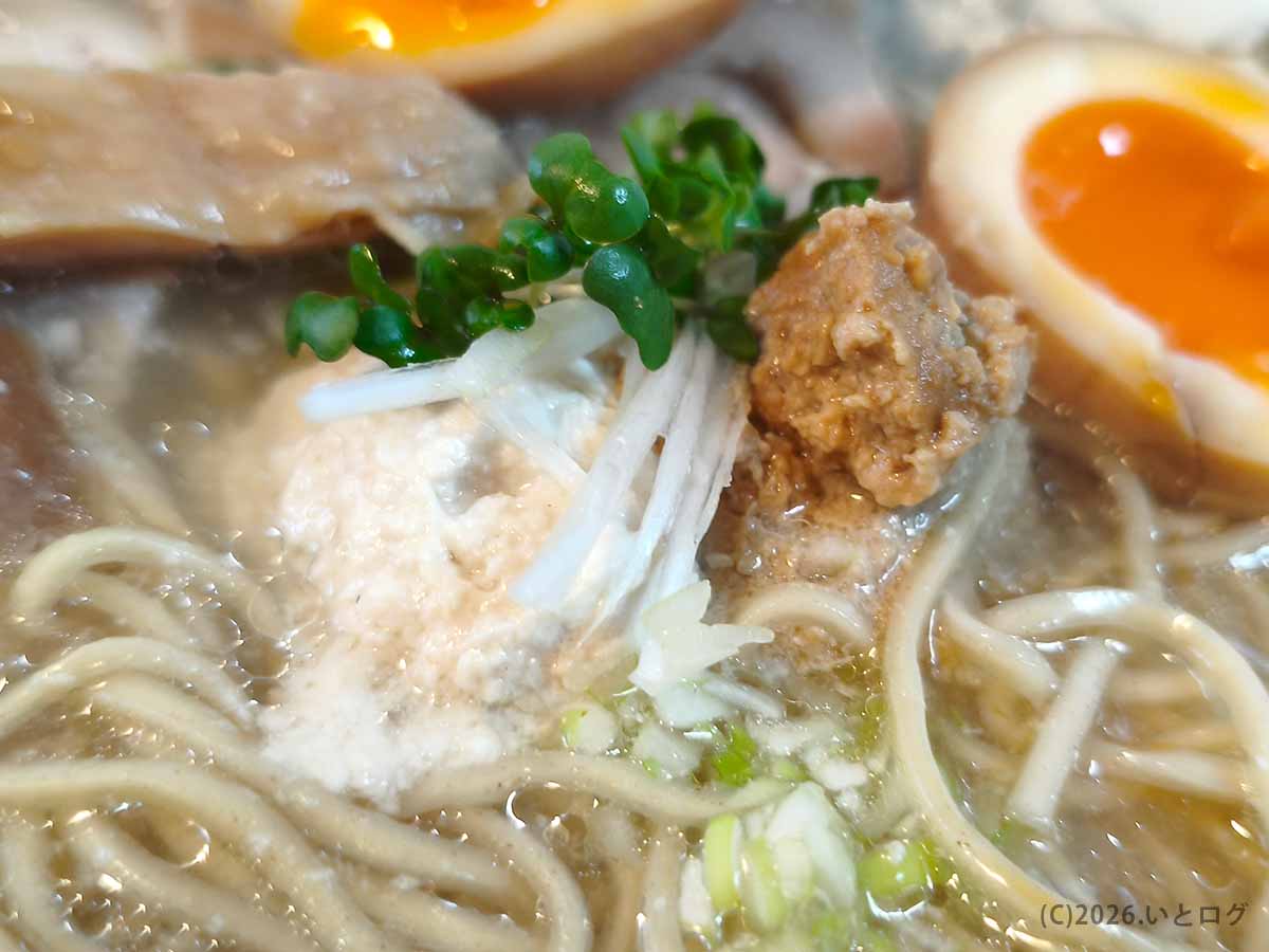 とりそば ささのラーメンに添えられた鶏そぼろやカイワレなどのトッピング