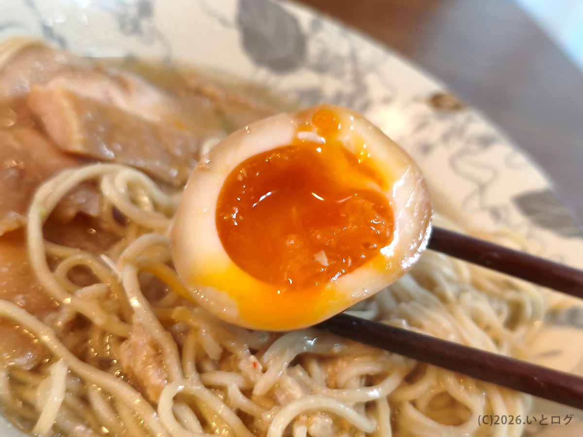 とりそば ささのラーメンにトッピングした半熟の味付玉子