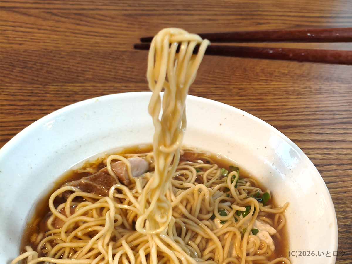 とりそば ささのとりそばしょうゆの中細麺を箸で持ち上げた様子