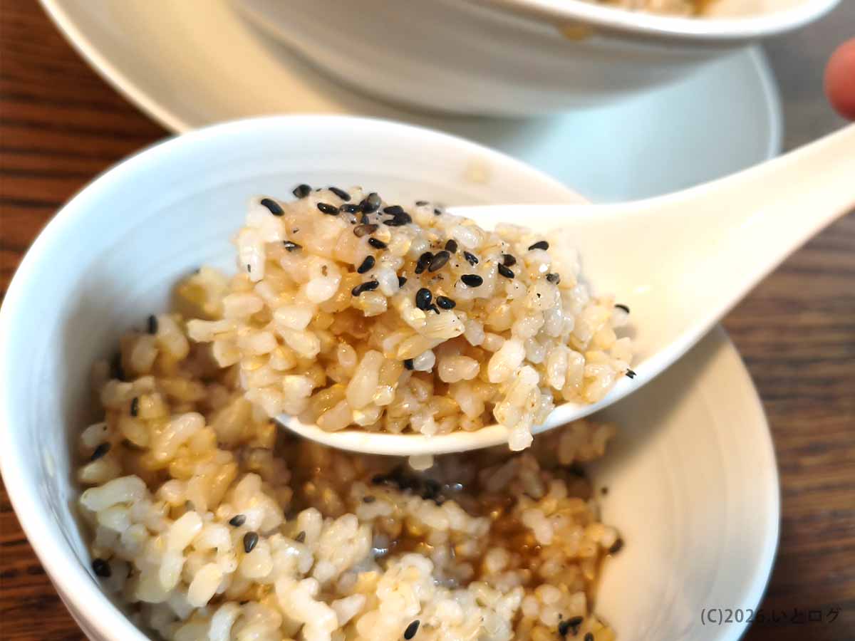 富士吉田「とりそば ささ」でラーメンと一緒に味わったごはんをレンゲですくった様子