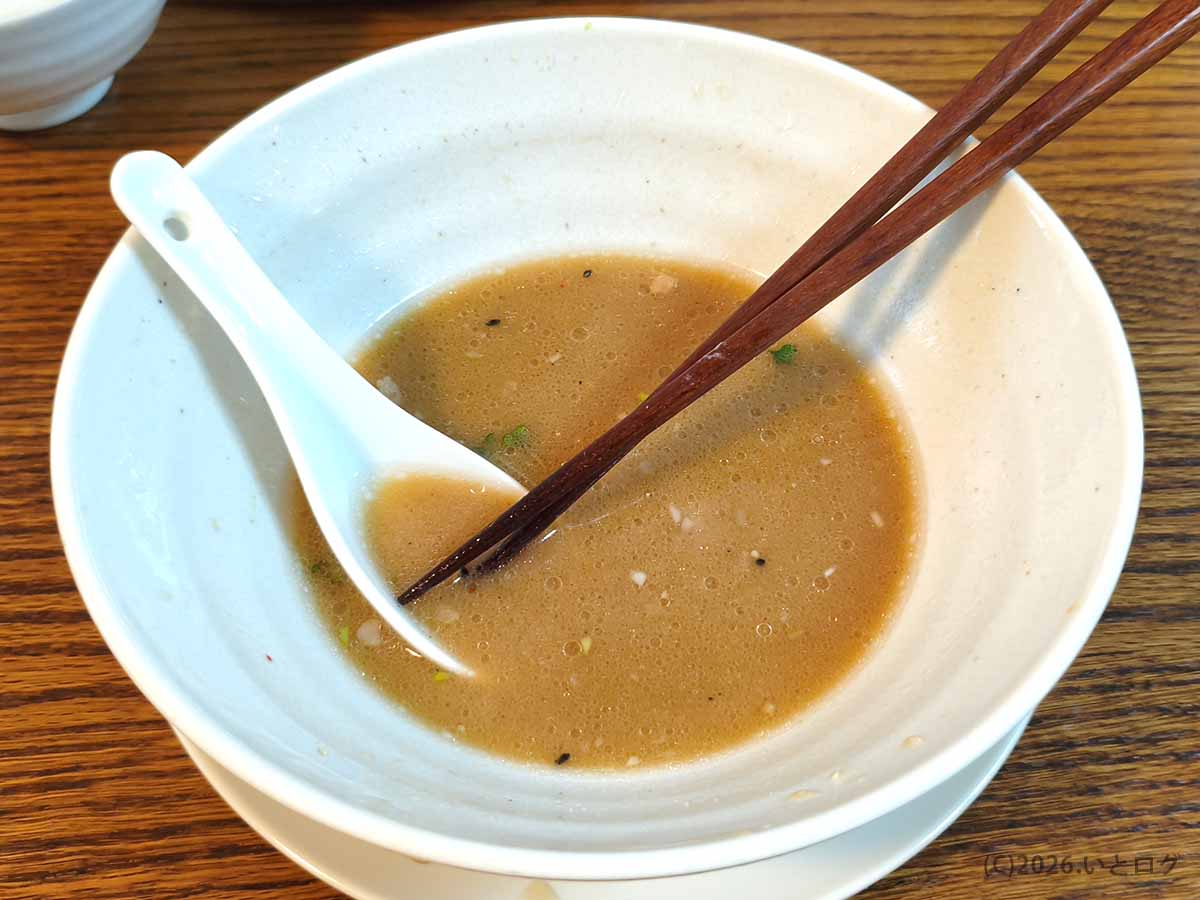 とりそば ささのラーメンを食べ進めた後の丼と残った鶏スープ