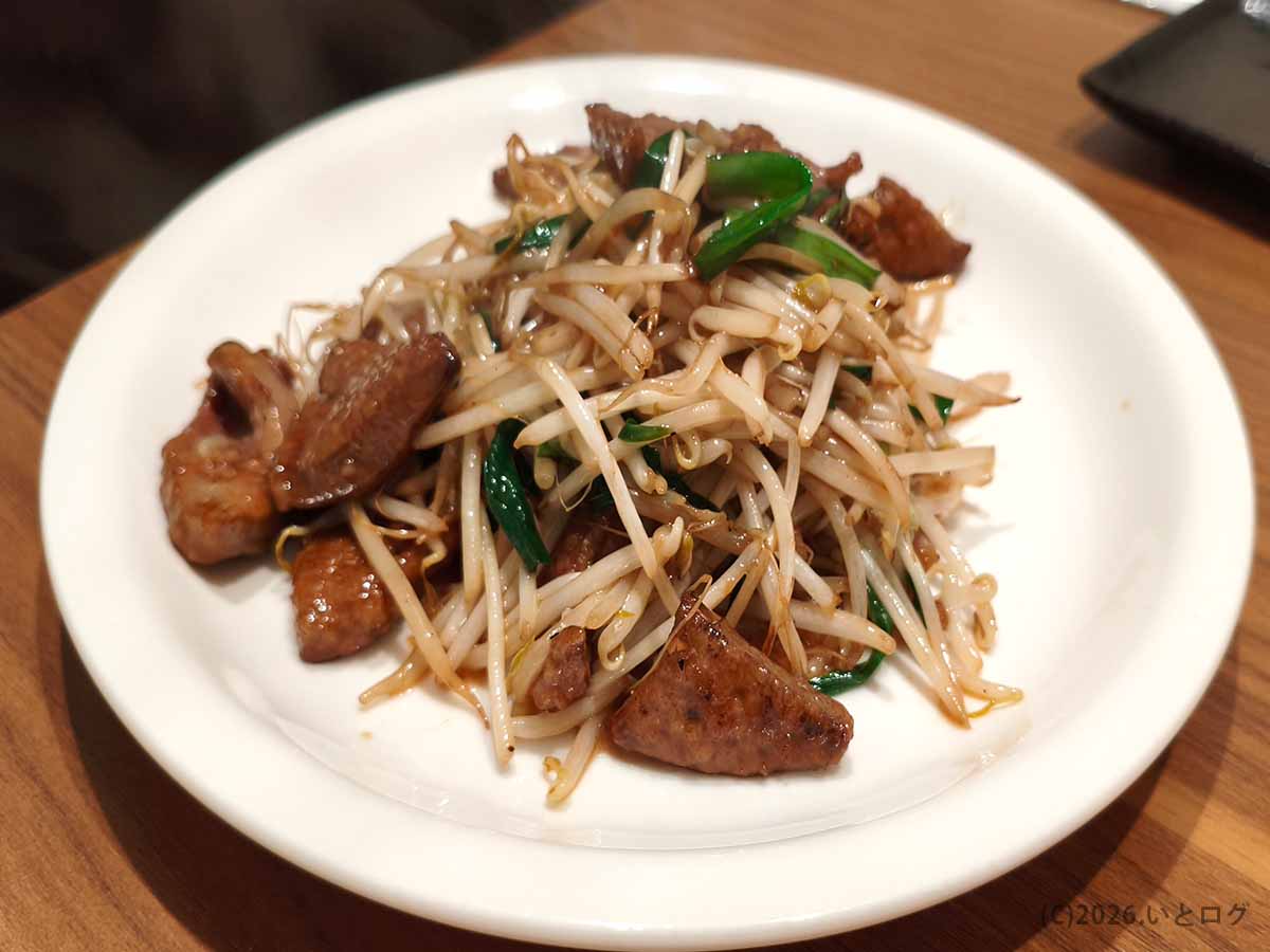 甲府市の町中華ダイニング蒔季彩で提供される名物レバニラ。厚切りレバーともやし、ニラを炒めた一皿