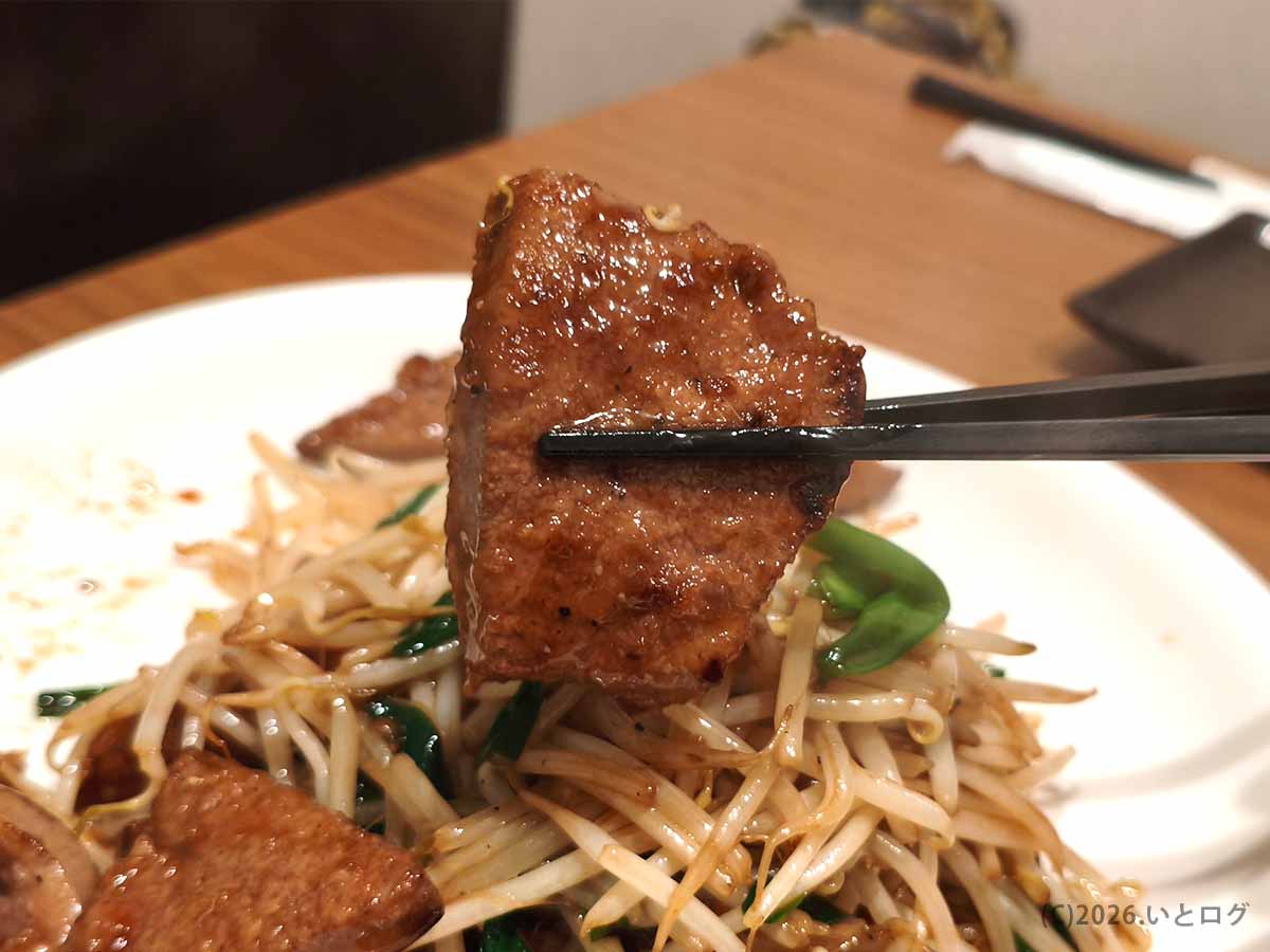 甲府の町中華ダイニング蒔季彩のレバニラに入った厚切りのレバーを箸で持ち上げた様子