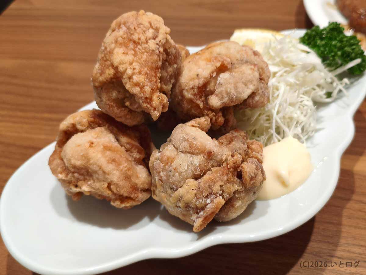 甲府市の町中華ダイニング蒔季彩で提供される旨塩唐揚げ。キャベツとマヨネーズを添えた一皿
