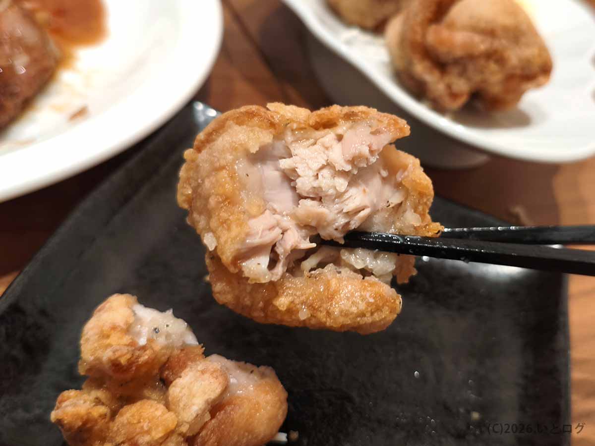 町中華ダイニング蒔季彩の旨塩唐揚げを割り、中の鶏肉と衣の断面を写した様子