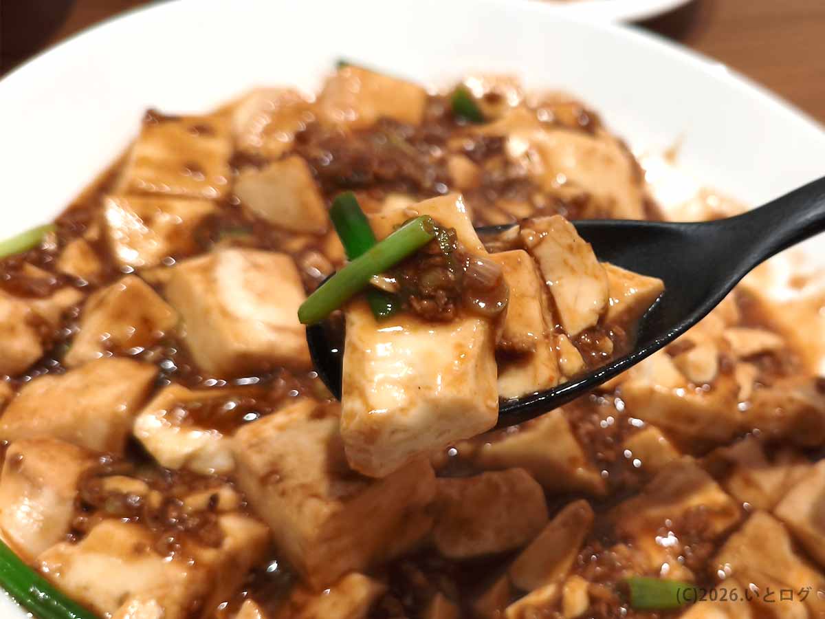 甲府市の町中華ダイニング蒔季彩の本格麻婆豆腐。豆腐とひき肉をレンゲですくった様子
