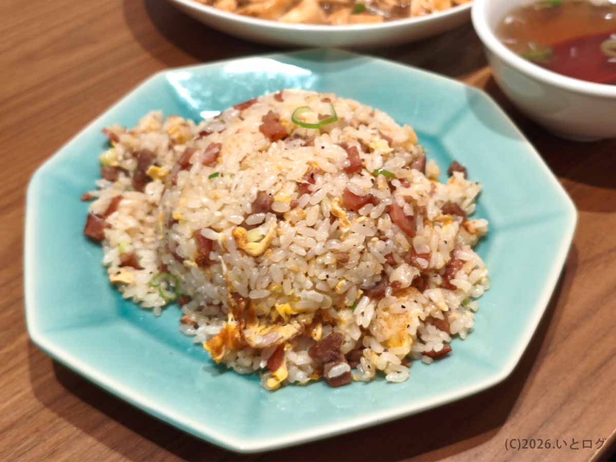 甲府市の町中華ダイニング蒔季彩で提供される梅チャーハン。梅とシソを使ったさっぱり系の炒飯