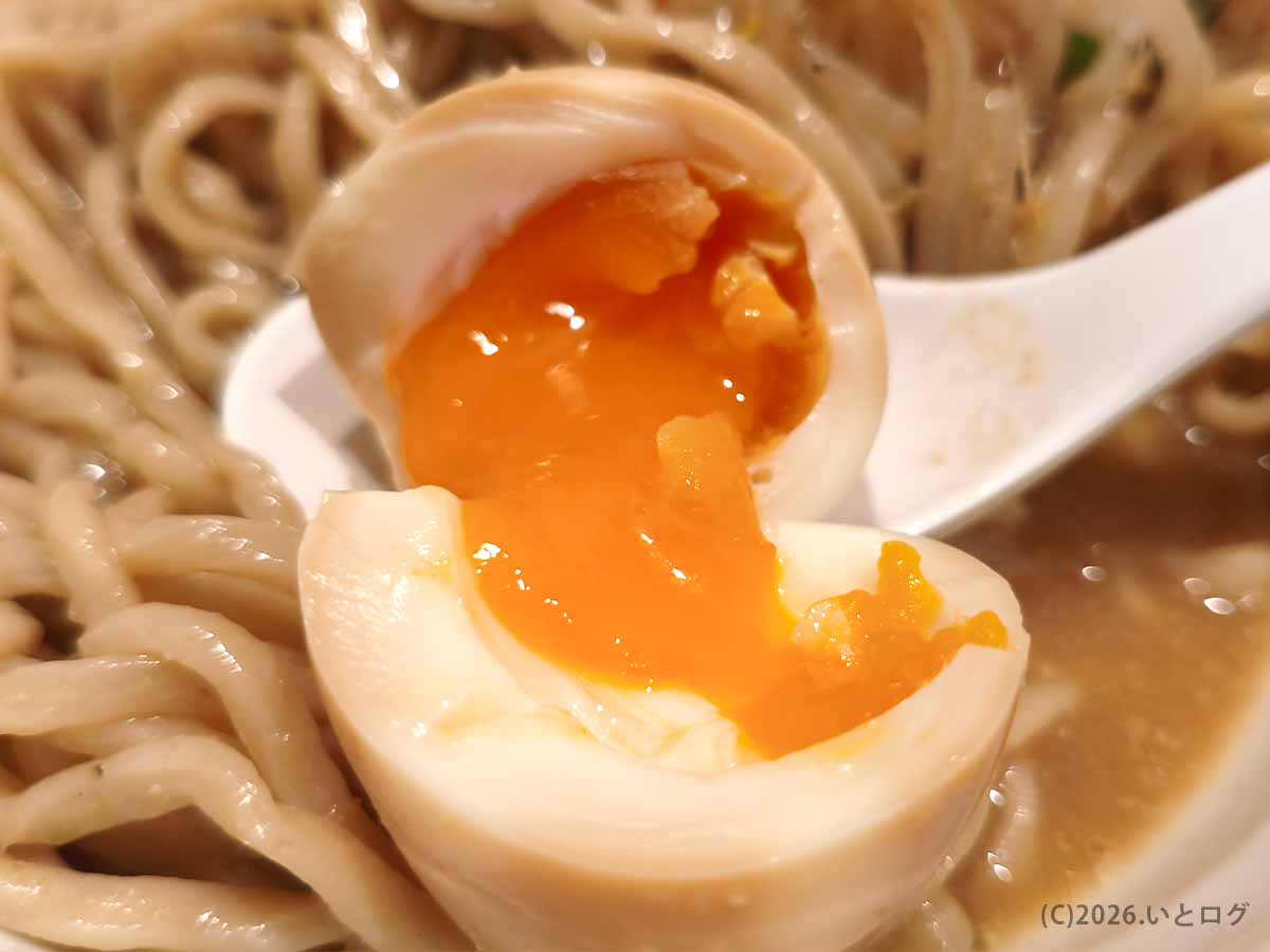 町中華ダイニング蒔季彩の味噌ラーメンに入った、とろりとした半熟黄身の味玉