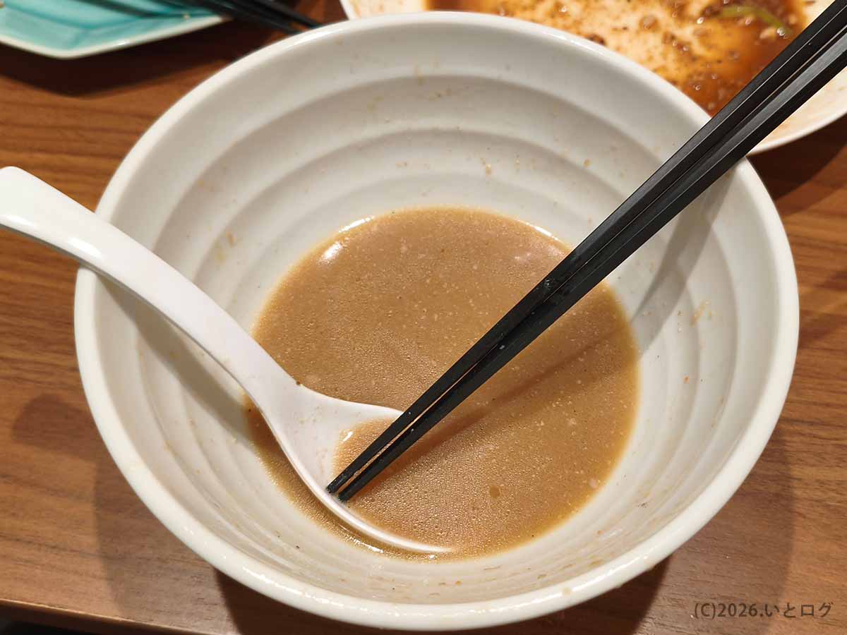 甲府市の町中華ダイニング蒔季彩の味噌ラーメンを食べ進めた後に残る味噌スープ