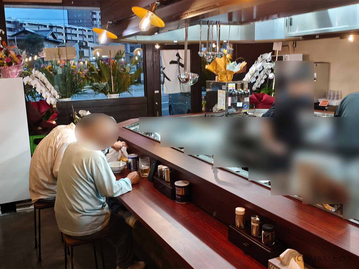 山梨県甲府市のラーメン店「麺どころ 千石」の店内。カウンター席を中心としたオープン直後の様子