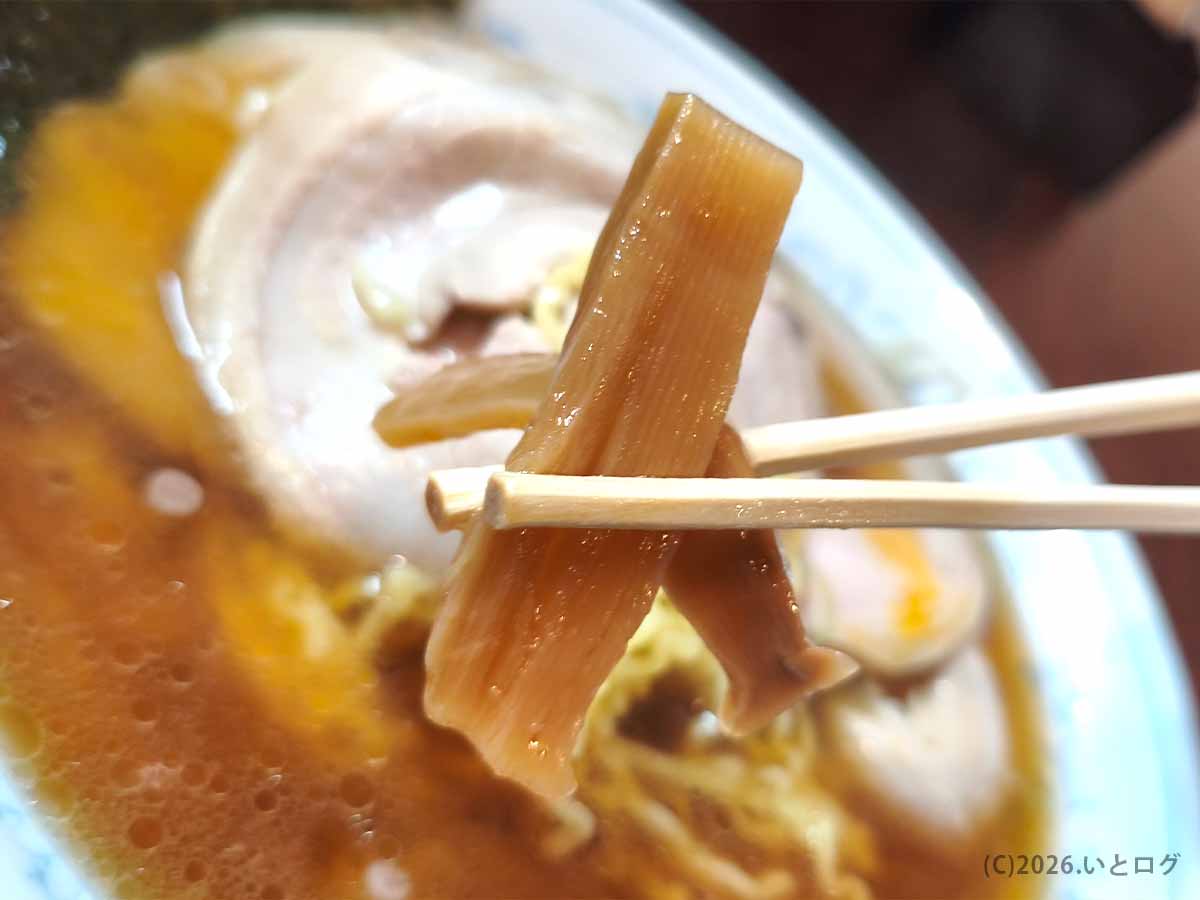 甲府市のラーメン店「麺どころ 千石」で味わった太めのメンマ