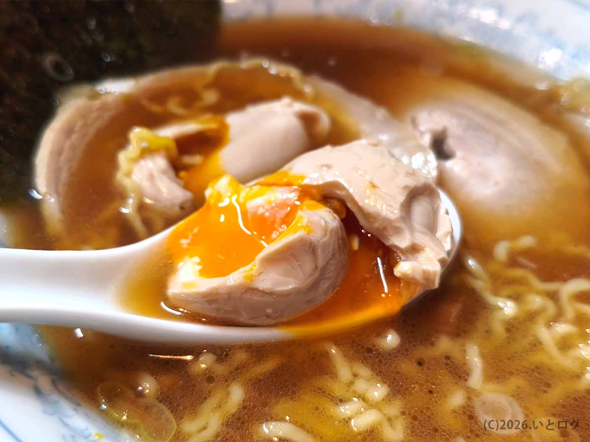 甲府市「麺どころ 千石」の醤油ラーメンで味玉とチャーシューをレンゲですくった様子