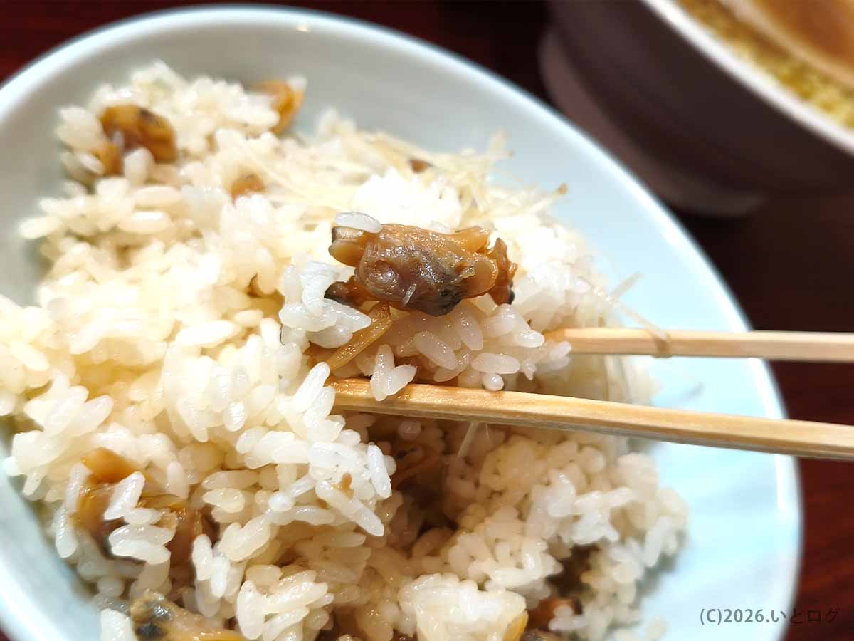 甲府市「麺どころ 千石」でラーメンと一緒に味わった具入りの深川めし