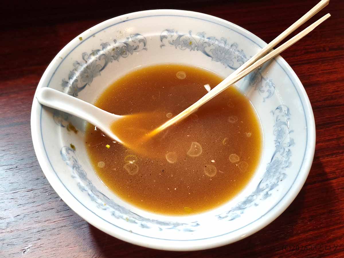甲府市「麺どころ 千石」の醤油ラーメンに使われる琥珀色のスープ