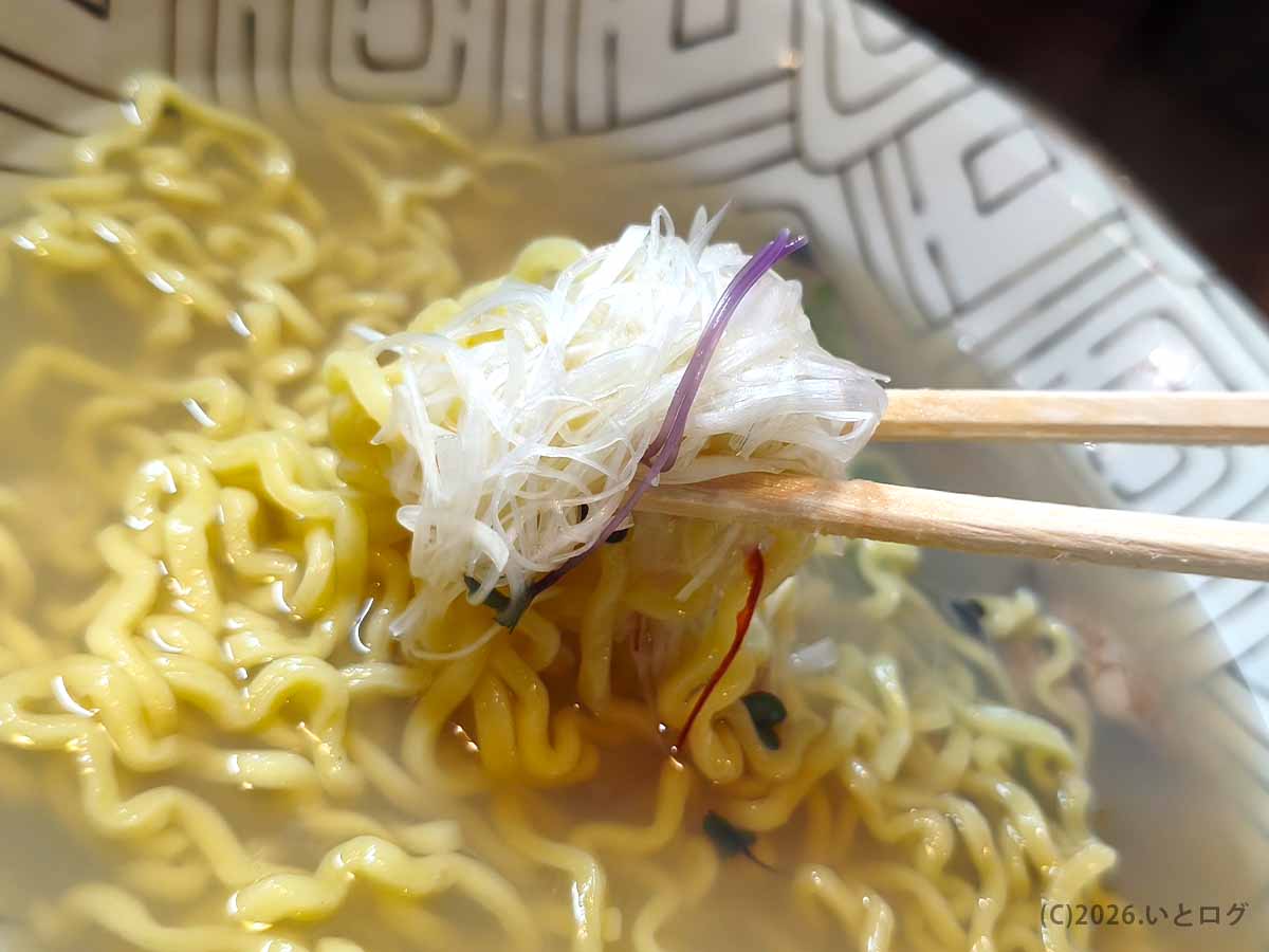 甲府市「麺どころ 千石」の貝だし塩ラーメンに添えられた白髪ねぎと薬味