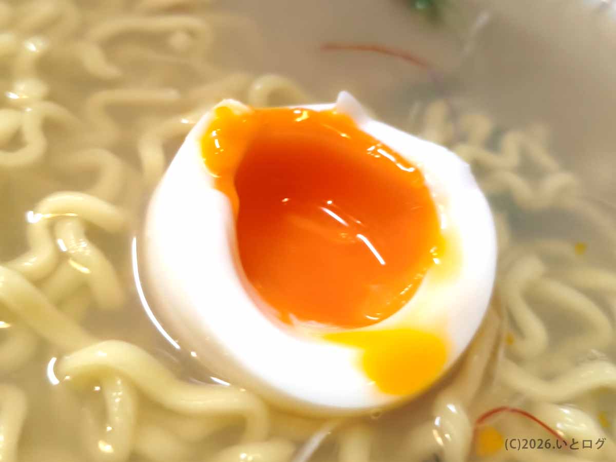 甲府市「麺どころ 千石」のラーメンに添えられた黄身がとろりとした半熟味玉
