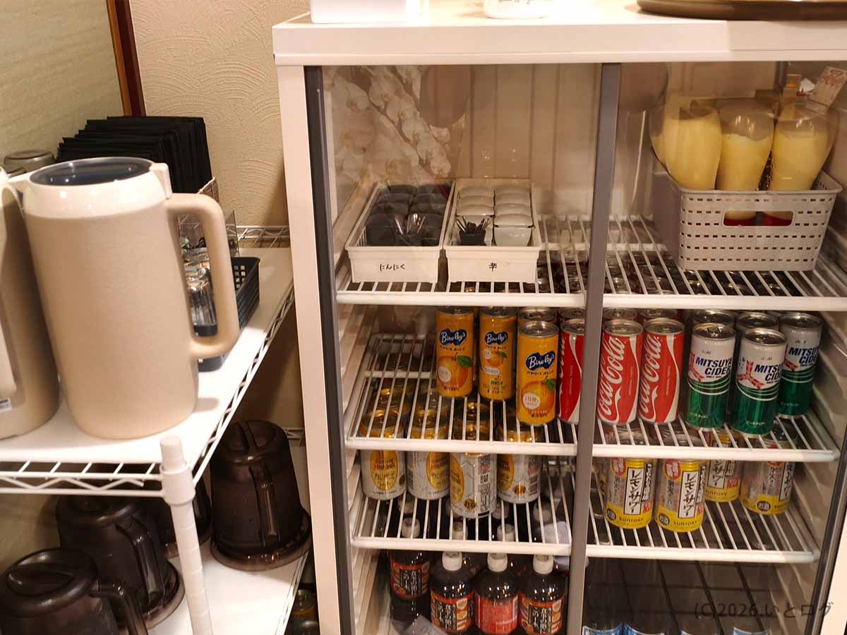 甲府市のあぶらギルドのセルフサービスコーナー。冷蔵庫にはにんにくや辛味調味料、各種缶飲料やペットボトル飲料などが用意されている。