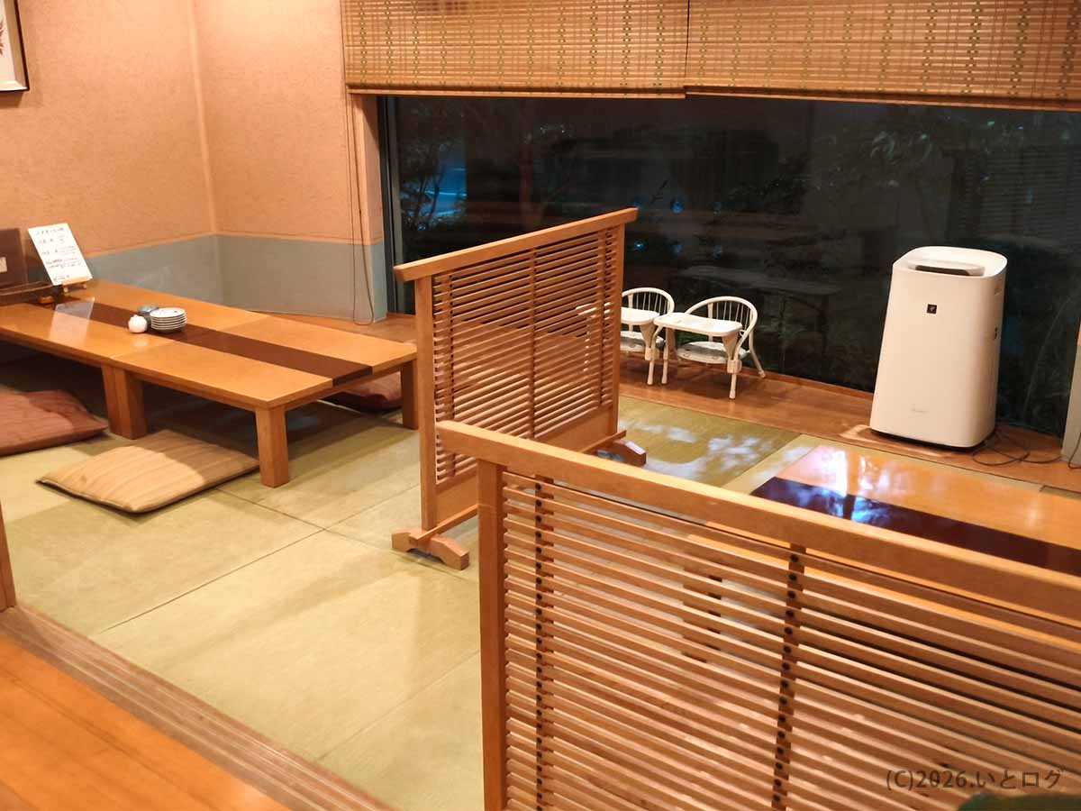 二代目たわらの座敷席。座卓と座布団が並び、木製の格子状の仕切りで席が区切られている