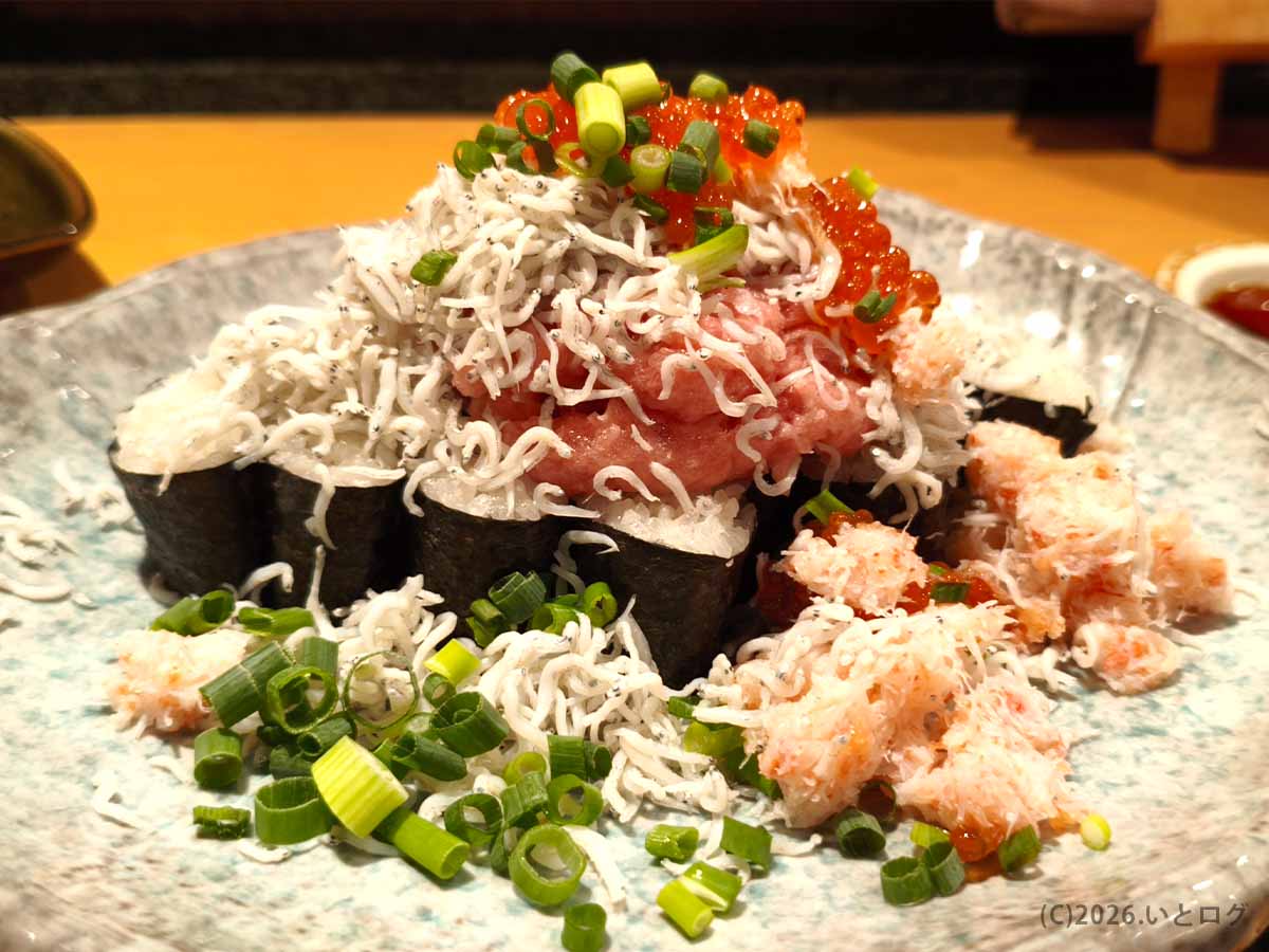 二代目たわらの海産物こぼれ巻き。海苔巻きにネギトロ、しらす、カニのほぐし身、イクラ、刻みネギが山のように盛られている