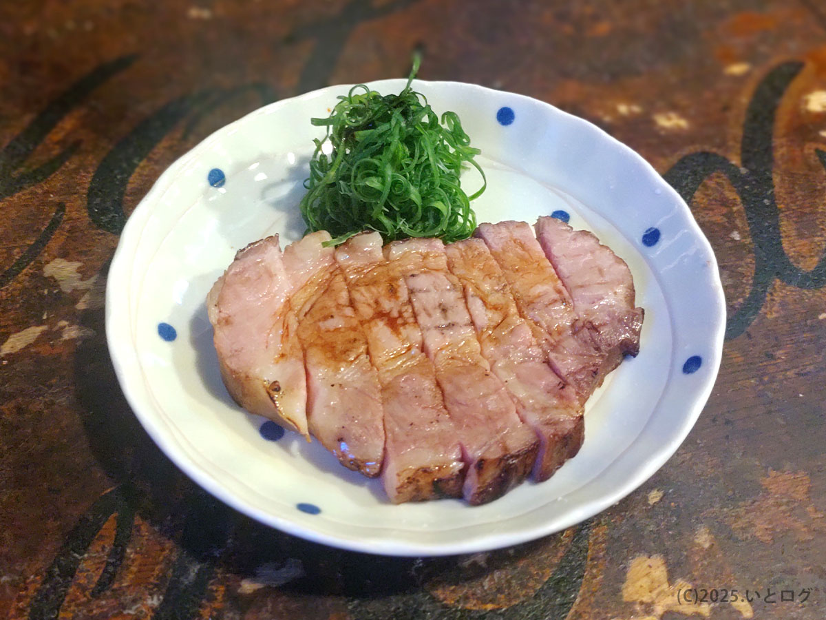 麺屋Somie'sの特製チャーシュー皿盛り。厚切りの肉とネギが添えられ、福知山ランチの追加メニューとしてもおすすめ。