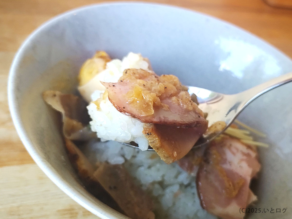 香味ダレをまとったレアチャーシューとご飯をスプーンですくう瞬間。口コミで“締めに最高”と評判のサイド丼。