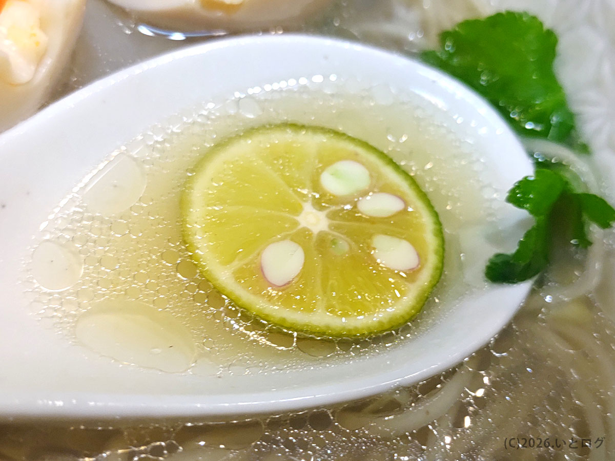 鳴神食堂 塩ラーメンのすだち入りスープ（高崎の淡麗系）